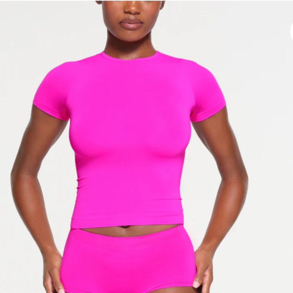 SKIMS fits everybody t shirt limited edition bright pink